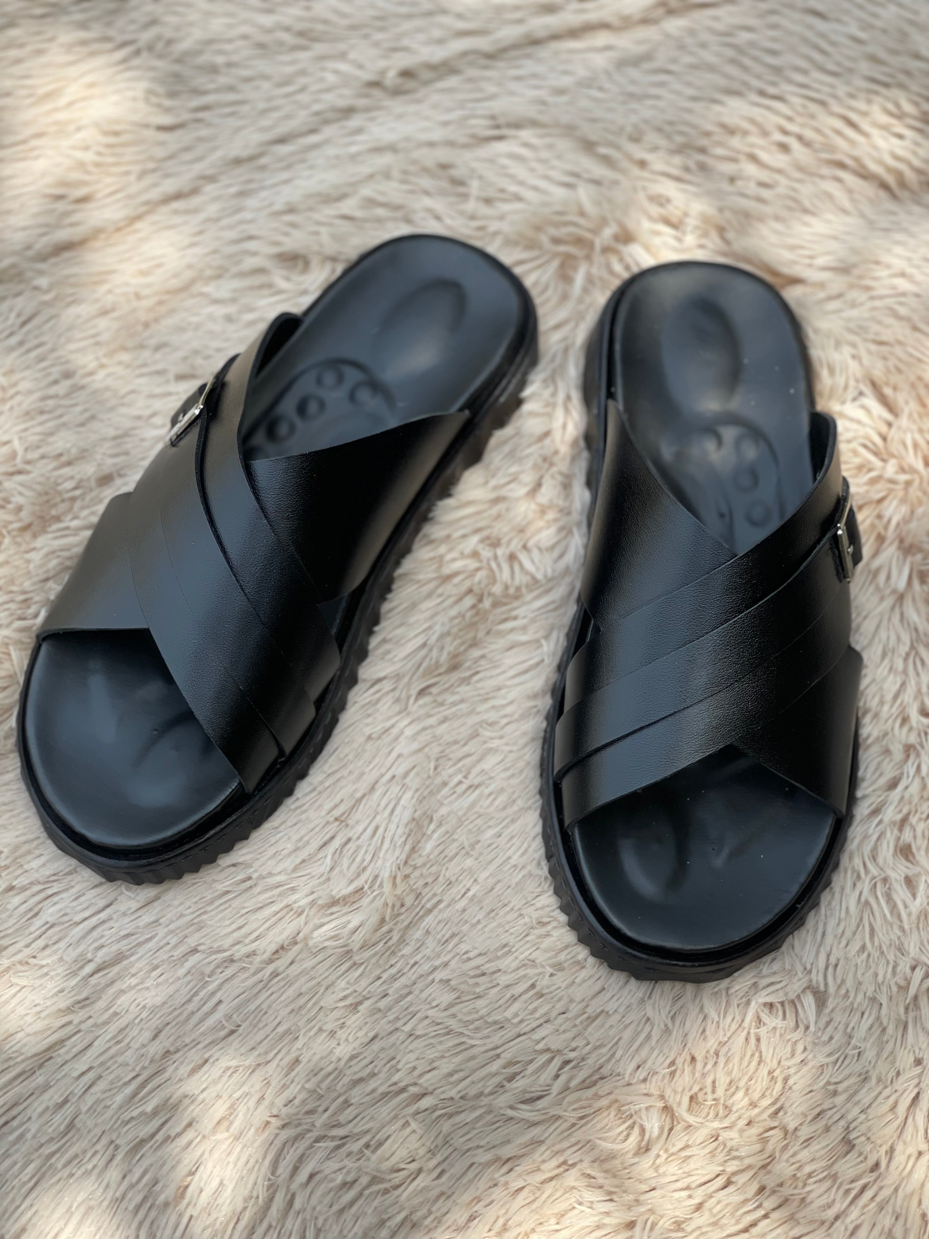 Side bakle black slipper